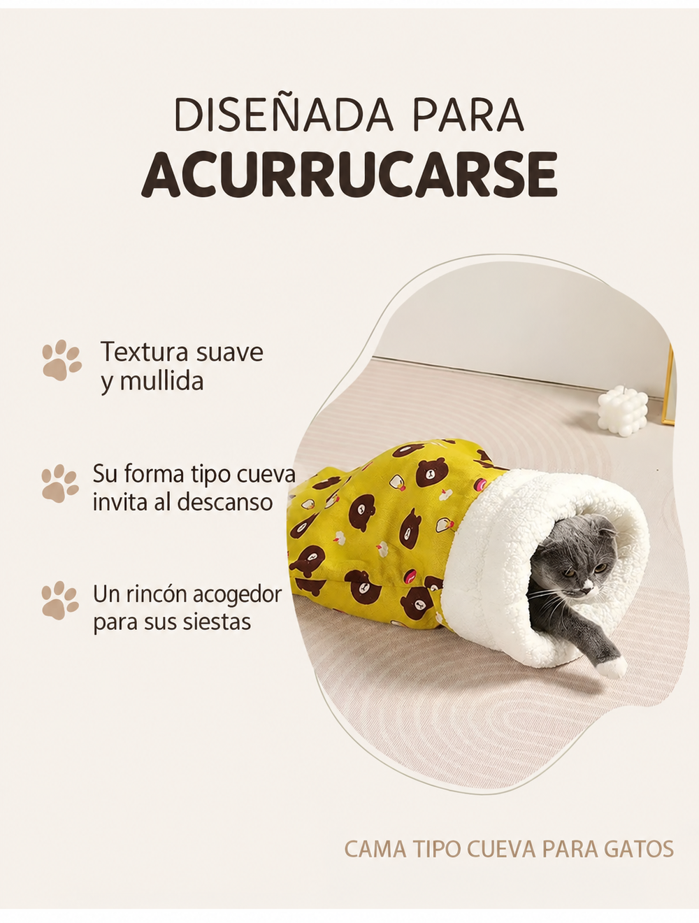 Gato descansando dentro del saquito amarillo de felpa