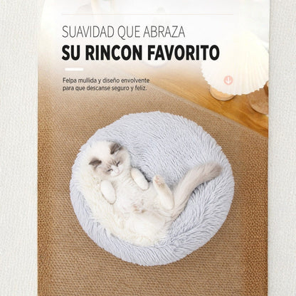Gato descansando en cama Purrfect Cozy Beds de felpa gris, diseño redondo y mullido para mayor comodidad y calma.